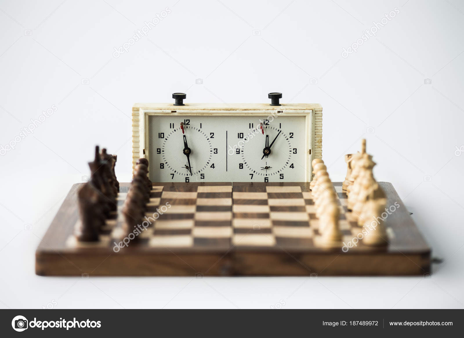 Relógio Xadrez Tabuleiro Xadrez Com Figuras Definidas Para Novo Jogo fotos,  imagens de © Y-Boychenko #187489972